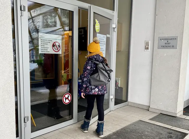 Die Eingangstüre zur VS bleibt zeitweise geschlossen.  | Foto: MeinBezirk.at