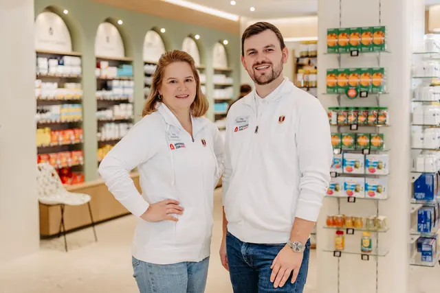 Die Apotheker: Brigitte Glantschnig und Philipp Glantschnig von der Apotheke Zum Papst in Ottakring. | Foto: Agentur SWR / C. Herrmann