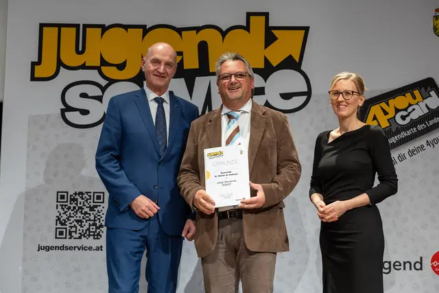 Christian Dörfel, Alexander Pointecker von der Gemeinde St. Martin und Christa Pacher-Gratzer vom Jugendservice | Foto: Land OÖ/Andreas Krenn