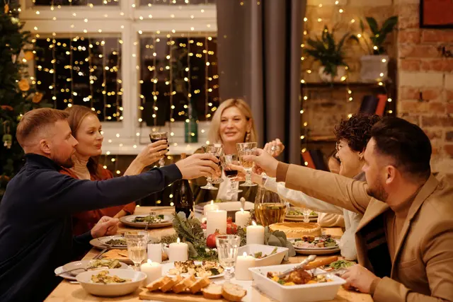 Viele Menschen freuen sich an Weihnachten auf ein gemütliches Beisammensein. Ein köstliches Essen ist die perfekte Ergänzung. | Foto: Pexels