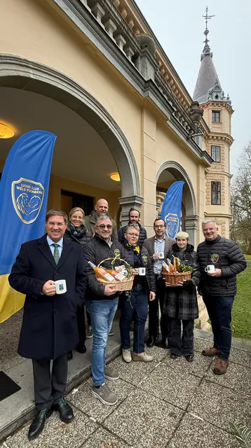 Alles wartet auf den Adventmarkt im Ambiente des Schlosses Puchberg in Wels – Bürgermeister Andreas Rabl kam extra zum Verkosten des Orangenpunsches. | Foto: LC Puchberg