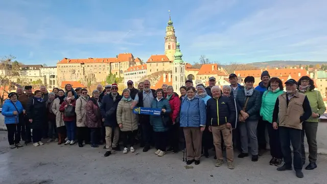 Die Reisegruppe aus Neustadtl vor der Kulisse der mittelalterlichen UNESCO-Altstadt von Krumau. | Foto: NÖ Senioren Neustadtl