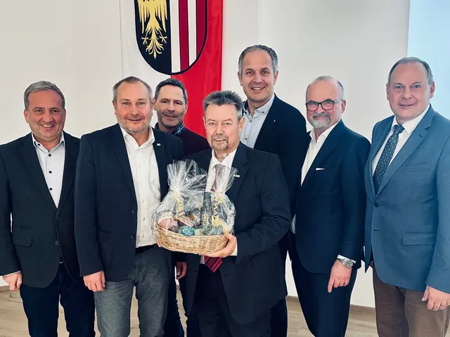 V. l.: NR Bgm. Michael Hammer, Bgm. Thomas Wolfesberger, Bgm. Jürgen Wiederstein, Bgm. a.D. Herbert Fürst, Gemeindebund-Präsident LAbg. Bgm. Christian Mader, Gemeindebund-Direktor Franz Flotzinger; LAbg. Bgm. DI Josef Rathgeb.


 | Foto: OÖVP Kapl