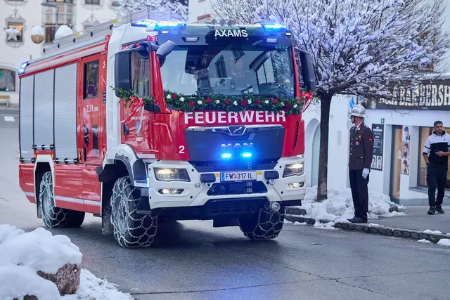 Die Feuerwehr Axams freut sich über ihr neues Einsatzfahrzeug. | Foto: Manuel Würtenberger