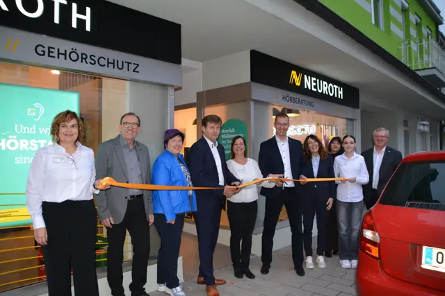 Vertreterinnen und Vertreter von Neuroth und der Wirtschaftskammer sowie Gemeinde beim Durchschneiden des Eröffnungsbands. | Foto: Rosenberger Victoria