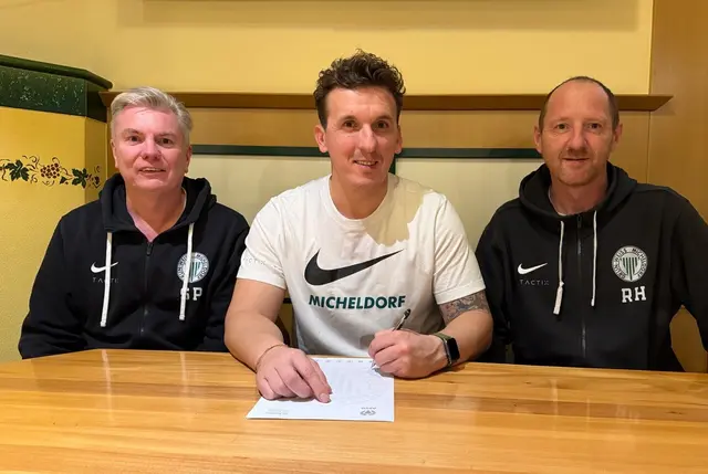 Sektionsleiter Stefan Prieler (li.) und der der sportliche Leiter Ronald Höllhuber (re.) bei der Vertragsunterzeichnung mit Qerim Idrizaj. | Foto: Netopilik