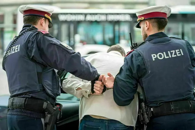 In Innsbruck wehrte sich ein 17-Jähriger bei einer verwaltungsrechtlichen Festnahme. | Foto: Symbolbild: MeinBezirk.at