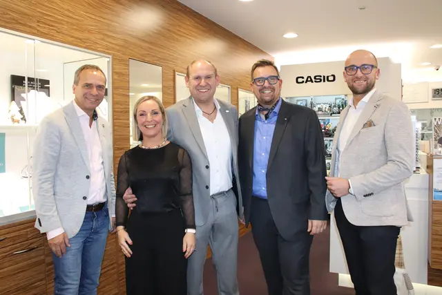 Siegfried Pramhas (WKO), Thomas und Daniela Öllinger, Karl Öllinger-Luwy und Vizebürgermeister Alexander Hauser (v.li.). | Foto: MeinBezirk/Wiesmüller