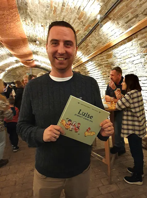 Bgm. Daniel Fröschl wollte auch ein Buch für die Kinder | Foto: Eva Gabriel