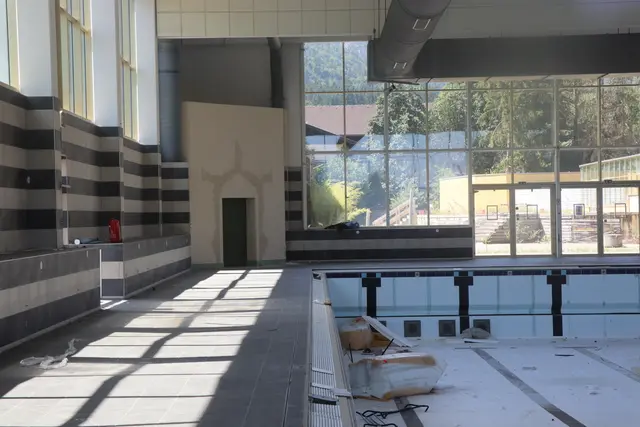 Bei drei großen Events haben die leeren Becken zuletzt als Tanzfläche gedient. Eine Weiternutzung als Eventlocation ist nach dem Gemeinderatsbeschluss zum Abriss dennoch nicht möglich. | Foto: Nimpf