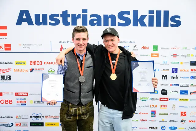 Im Spenglerberuf setzt sich Linus Aschauer durch (rechts) | Foto: SkillsAustria/Wieser/Slovencik