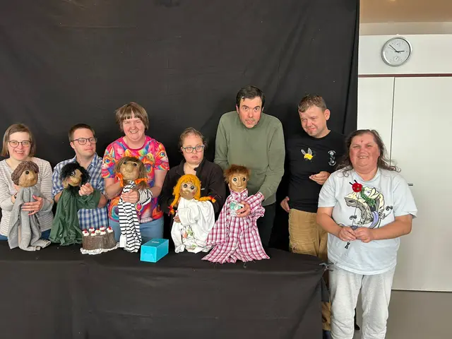 Die Kunstschaffenden freuen sich über das fertige Figurentheater und die Begeisterung des Publikums.  | Foto: Impulse Völs