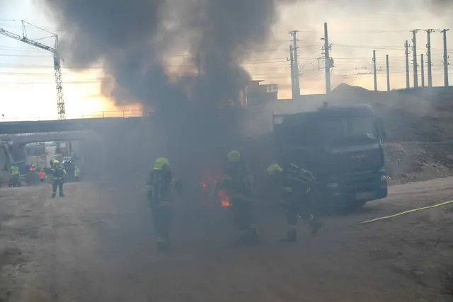 Auf einer Baustelle in Marchtrenk hatte ein Lkw zu brennen begonnen. | Foto: laumat.at