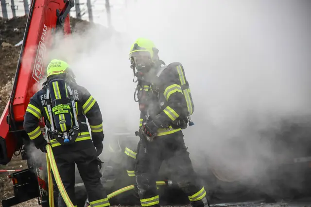 Auf einer Baustelle in Marchtrenk hatte ein Lkw zu brennen begonnen. | Foto: laumat.at
