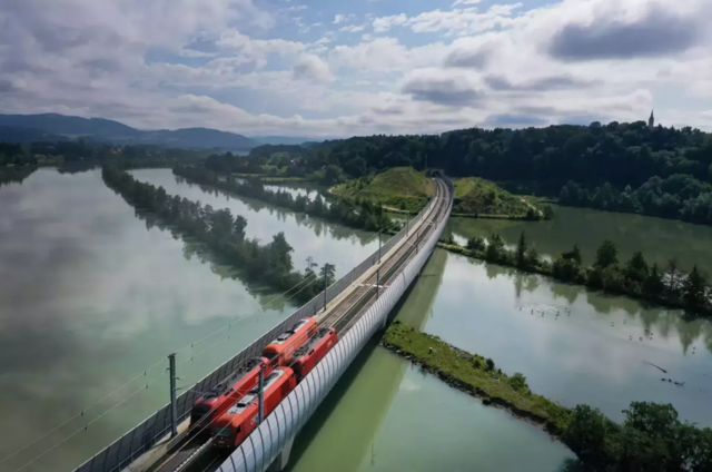 Durch die komfortablere Bahnverbindung können die Mitarbeiter häufiger auf das Auto verzichten, was die CO₂-Bilanz verbessert. | Foto: ÖBB/EV Media