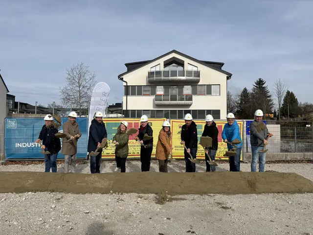 Michael Schrott (MS Baumanagement), Alexander Köbrunner (EW-Bau), Bürgermeister Gerhard Gründl, Ulrike Kaniak (See-Apotheke), Erich Kaniak (Initiator Seepark Kammer), Brigitte Klein (Management Seepark Kammer), Roman Erler (Holzbau Erler), Fabian Schiller (Industriebau.Zone), Franz Auinger (Energietechnik), Rudolf Uhrlich (EW-Bau) | Foto: Foocus.at