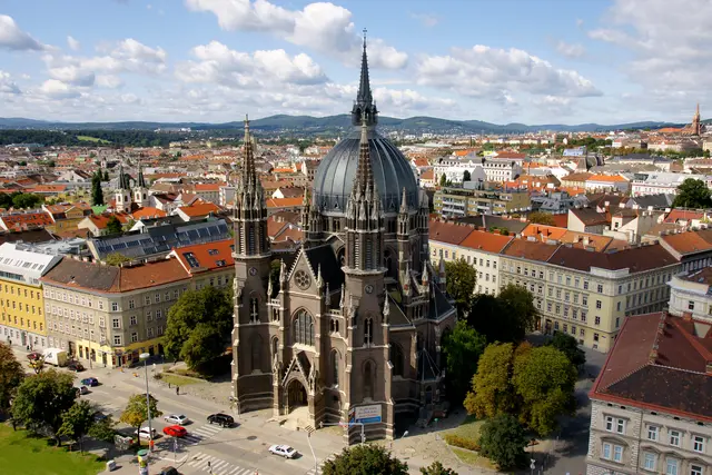 Das Mikroklima und die Aufenthaltsqualität am Maria-vom-Siege-Platz sollen durch unterschiedliche Maßnahmen verbessert werden. (Archiv) | Foto: Franz Svoboda