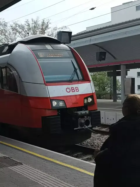 Pendler:innen müssen jetzt doch nicht einmal pro Monat auf Schienenersatzbusse ausweichen. | Foto: arbes