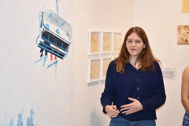 So siehen die Schüler die Werke in der Hollabrunner Galerie GrenzArt. | Foto: Alexandra Goll