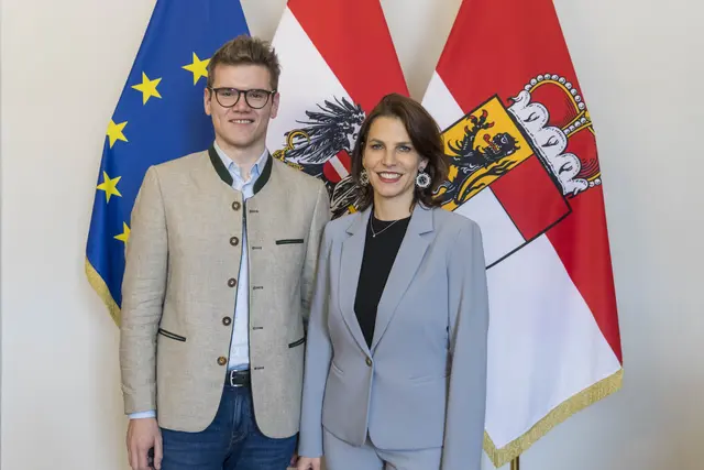 Maximilian Aigner mit Landeshauptfrau Karoline Edtstadler | Foto: Land Salzburg/Neumayr/Leopold