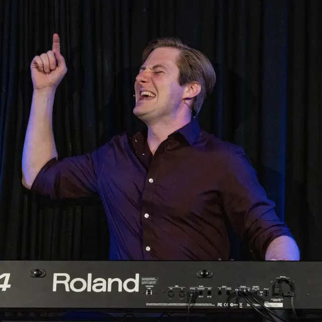 Michael Großschädl bei seinem Musikkabarett. | Foto: Foto Sackl