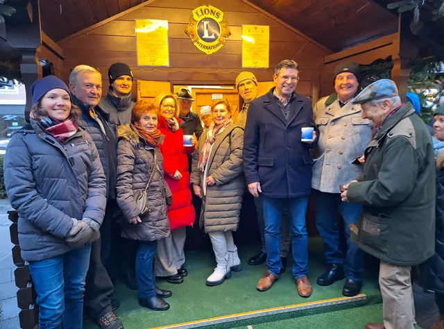 Eine prominente Gästeschar mit Bürgermeisterin Ines Schiller konnte mit Präsident Christof Kravutske auf die neue Punschsaison anstoßen. | Foto: LC Bad Ischl