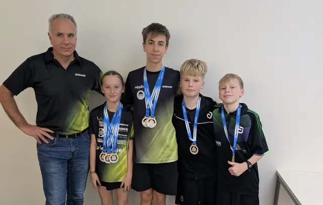 Miriam Kranzer, David Gaisbauer, Lukas Kinz und Lorenz Raffetseder mit den Medaillen. | Foto: Askö Glas Wiesbauer Mauthausen