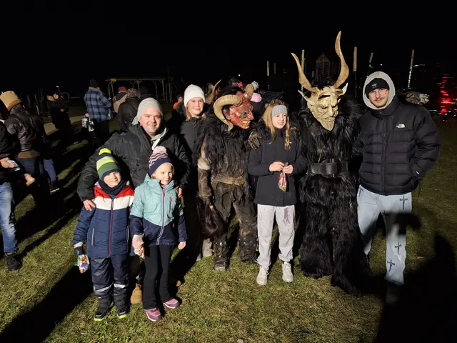  Einige Krampusse nahmen ihre Masken ab, um den Jüngsten die Angst zu nehmen, und posierten geduldig für Fotos. | Foto: Appel