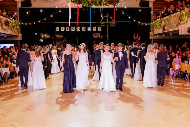Traditionelles Eintanzen am HLW-Ball. | Foto: Peter Buchgraber