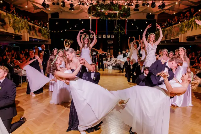 Ein bezaubernder Start in die Midsommar-Nacht: Die 36 Debütantenpaare eröffneten den Ball mit einer eleganten, von Michael Wirthner choreografierten Polonaise. | Foto: Peter Buchgraber