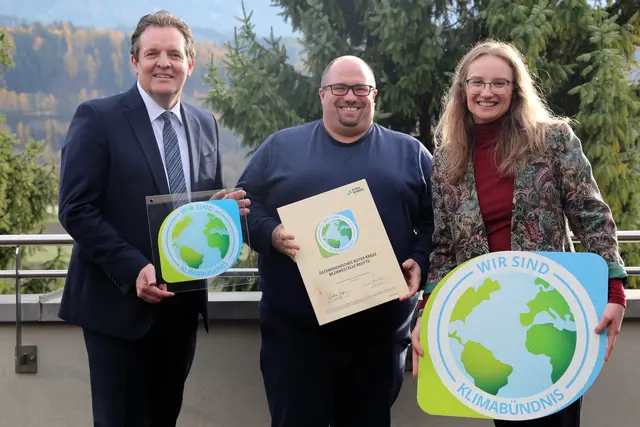 v.l.L LR René Zumtobel (Obmann Klimabündnis Tirol), Bertram Schedler (Geschäftsführer Rotes Kreuz Bezirksstelle Reutte) und Johanna Nagiller (Klimabündnis Tirol) | Foto: Rotes Kreuz Tirol