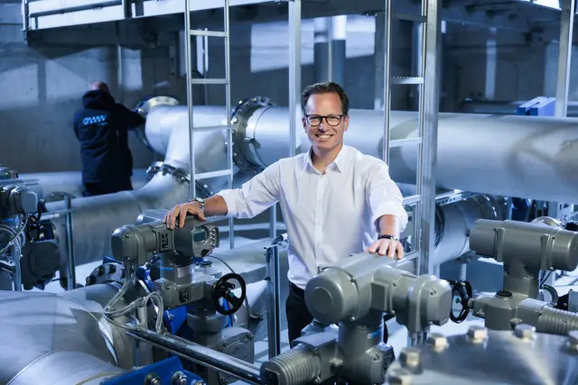 eww Vorstand Wolfgang Nöstlinger: „Über unser modernes Leitungsnetz beziehen täglich 80.000 Menschen naturreines Trinkwasser aus dem Almtal. Notstromaggregate, große Reserven in Hochbehältern sowie zusätzliche Quellen sichern die Versorgung auch in Krisensituationen.“ | Foto: © dualpixel / Martin Seifried