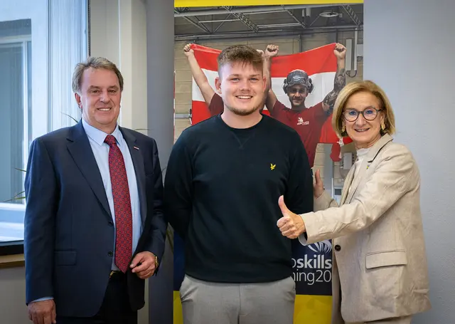 Landeshauptfrau Johanna Mikl-Leitner und (li.) WKNÖ-Präsident Wolfgang Ecker gratulieren Lukas Mieder. | Foto: NLK Pfeffer