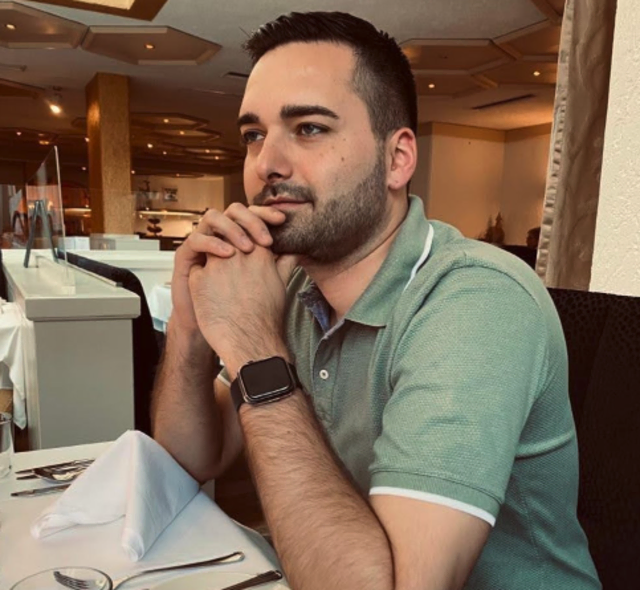 Christoph Pollak schreibt ein Buch über den Berufsalltag als Zugbegleiter. | Foto: Pollak