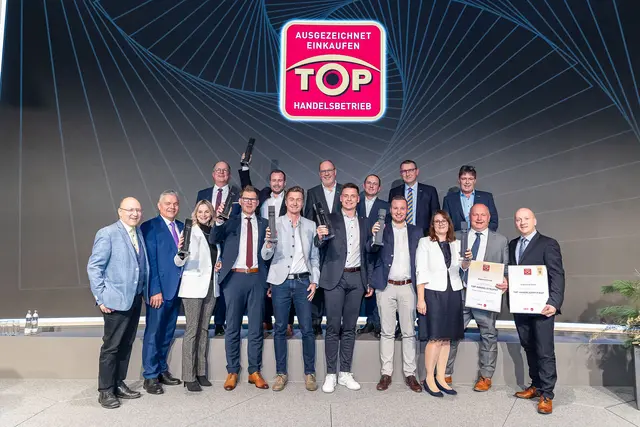 1. Reihe v. l.: Lebensmittelhandelsobmann Josef Strutz, WKOÖ-Vizepräsident Leo Jindrak, Barbara Voglsam, Thomas Stix, Lukas Baschinger, Moritz Gärner, Daniel Gassenbauer, Eveline und Ralph Leitner und Siegfried Meisinger

2. Reihe v.l.: Bundesrat Bernhard Ruf, Philipp Kastinger, WKOÖ-Direktor-Stv. Friedrich Dallamaßl, Spartenobmann-Stv. Christoph Zauner und Spartenobmann Martin Sonntag, | Foto: Cityfoto.at