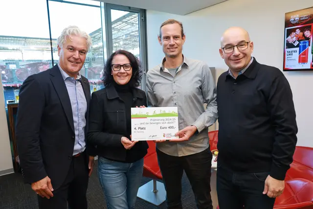 Im Bild v.l.n.r.: Robert Tschaut (Bildungsdirektion), Landesrätin Daniela Gutschi, Thomas Fussi (BG Tamsweg) und Michael Porenta (Raiffeisen Salzburg). Wals-Siezenheim, 23. November 2025  | Foto: Land Salzburg/Franz Neumayr
