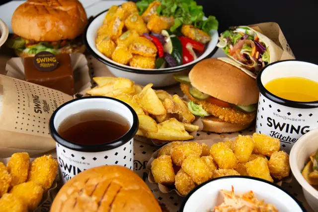Burger, Pommes, Wraps, Kuchen und Co. – und alles in veganer Form. Das ist das Konzept von "Swing Kitchen". | Foto: Swing Kitchen