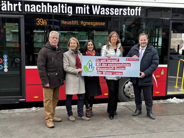 v. l.: Gemeinderat Mader Thomas (SPÖ), Gudrun Senk von den Wiener Linien, die stv. Bezirksvorsteherin Bayat Mahboobeh, Stadträtin Ulli Sima (beide SPÖ) und Bezirkschef Daniel Resch (ÖVP) vor dem neuen 39A. | Foto: Fabian Franz/MeinBezirk