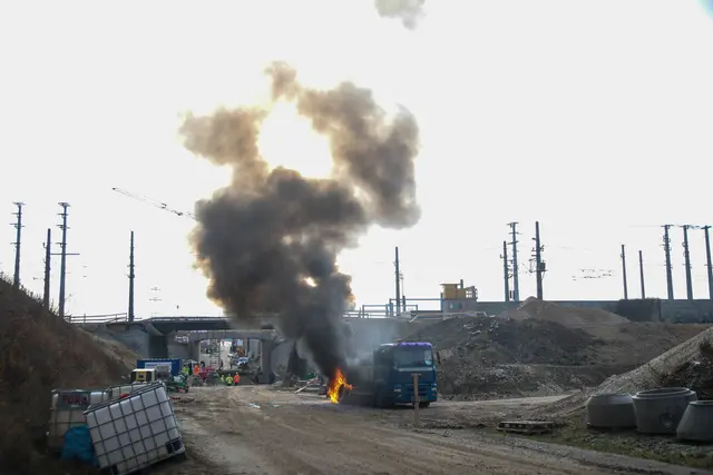 Auf einer Baustelle in Marchtrenk hatte ein Lkw zu brennen begonnen. | Foto: laumat.at