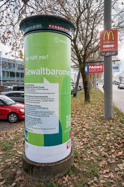 Auf vier Litfaßsäulen im Stadtgebiet wurde das "Gewaltbarometer" installiert. | Foto: Stadt Salzburg/Alexander Killer