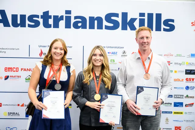 Von links: Jennifer Lueger (Silber), Bäckerei Erich Felber GmbH &amp; Co KG, Greta Theresa Steinhauser aus Asten (Gold), backaldrin International The Kornspitz Company GmbH, Simon Janisch (Bronze), Haubis GmbH. | Foto: SkillsAustria/Wieser/Slovencik