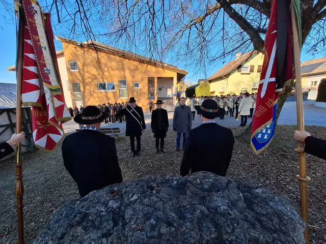 Die Vereine beim Gebet am Siebenbürger Stein vor der Honteruskirche in Elixhausen. | Foto: Karl Edtstadler
