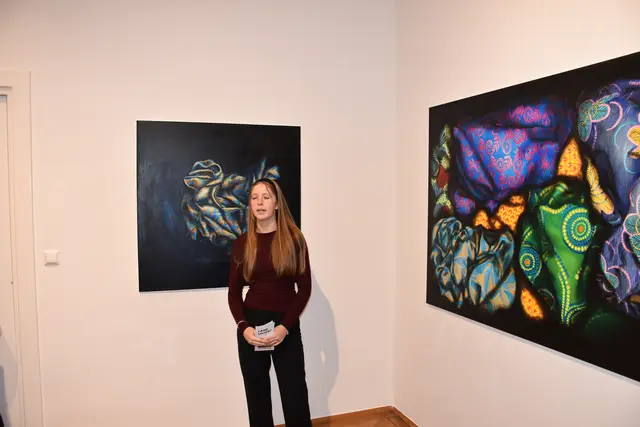 Floating mit bunten Stoffen aus Afrika in Neon-Farben mit 3D-Effekten sind hier zu sehen. | Foto: Alexandra Goll