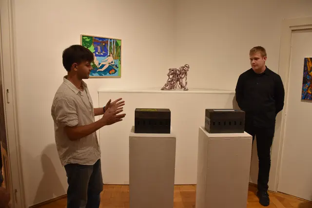 Gelungene Bildinterpretation: Die Schüler erklärten eindrucksvoll, welche Impressionen die Werke bei ihnen hinterlassen. | Foto: Alexandra Goll