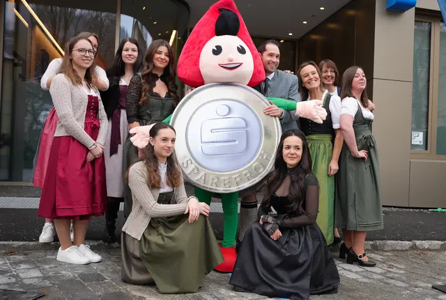 Gruppenbild mit Sparefroh – Das Team aus Bischofshofen.  | Foto: Stefan Schubert