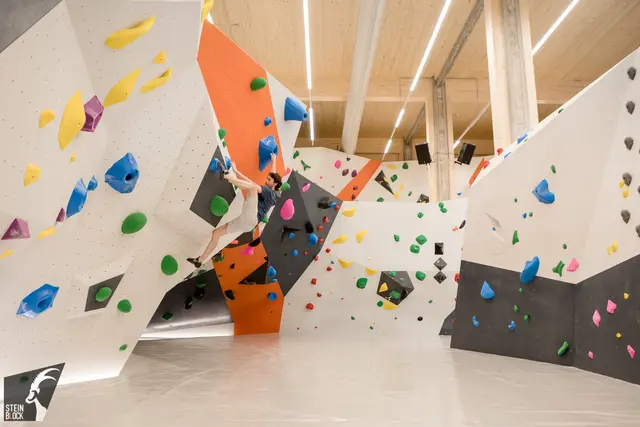 Eine der Kletterhallen vom Betreiber Steinbock. In anderem Design soll eine solche Boulderhalle nächsten Herbst in der ehemaligen Pfarrkirche eröffnen. | Foto: Steinblock
