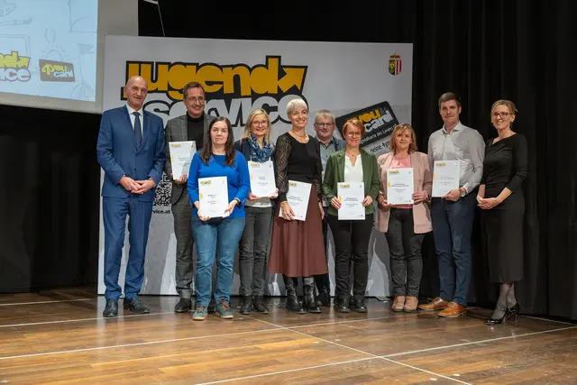 Jugend-Landesrat Christian Dörfel bei der Übergabe der Zertifikate an Vertreter aus Gemeinden im Bezirk Perg. | Foto: Land OÖ/Andreas Krenn
