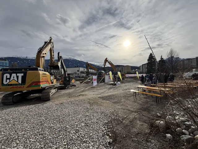 Heinz Öhler. ASKÖ Tirol Präsident, ist erfreut über den Spatenstich | Foto: MeinBezirk