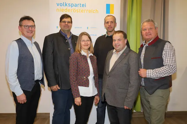 Abgeordneter Linsbauer(li.) und BGF Gschweidl (re.) gratulierten der neu gewählten Gemeindeparteiobfrau GGR Kainrath und ihrem Vorstand in Brunn. | Foto: Karl Stöger