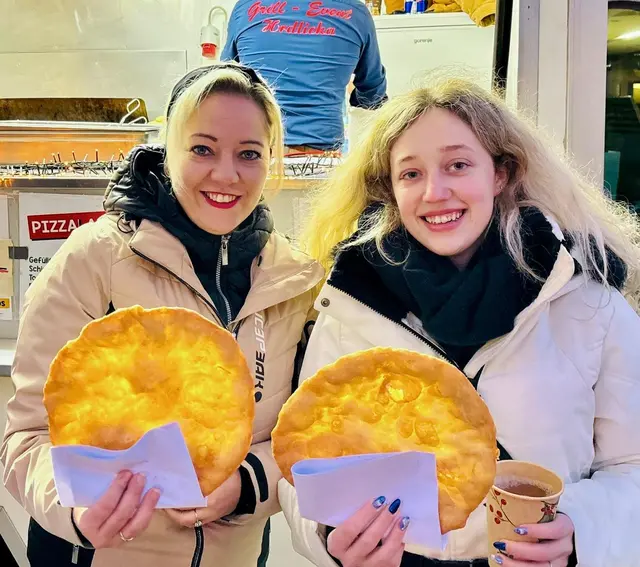 Sonja und Celina gönnten sich am Eggenburger (Vor)Adventzauber ein frisches Langos. | Foto: Markus Kahrer / Redaktionsleitung